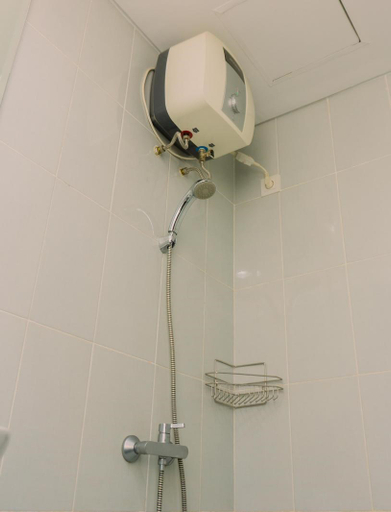 Bathroom, Elegant Nice Studio Casa De Parco BSD By Travelio, South Tangerang