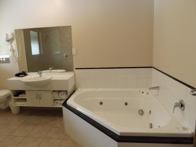 Bathroom 5, Southgate Motor Inn, Shepparton