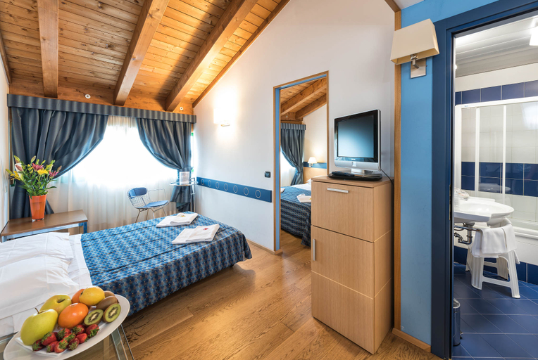 Bedroom 3, West Point Airport Hotel, Verona