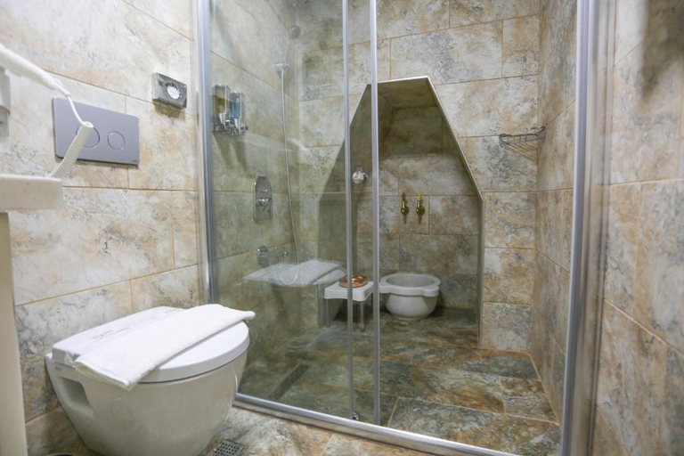 Bathroom 5, Behrampasa Otel, Merkez