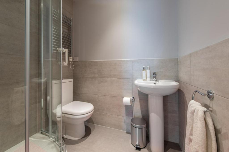 Bathroom 3, The Larkin, Oxfordshire
