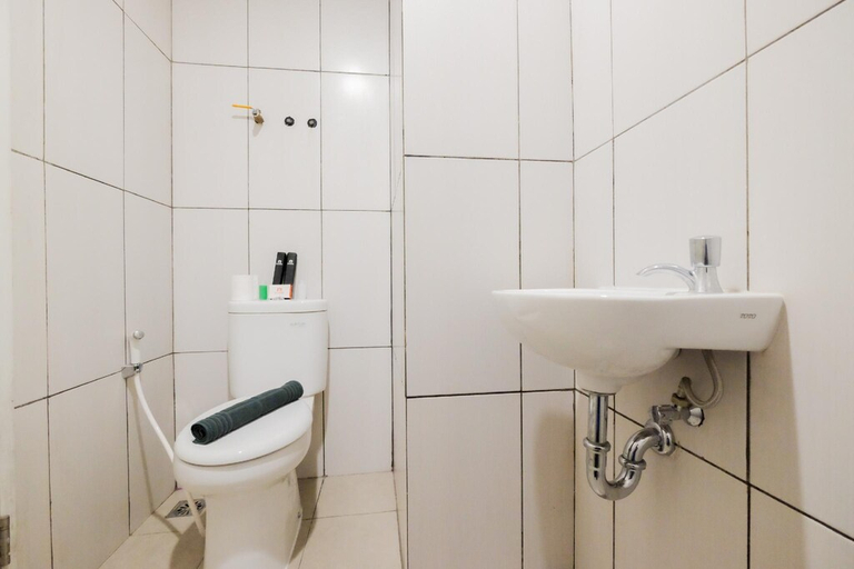 Bathroom 4, Fabulous Studio Grand Kamala Lagoon Apt ByTravelio, Bekasi