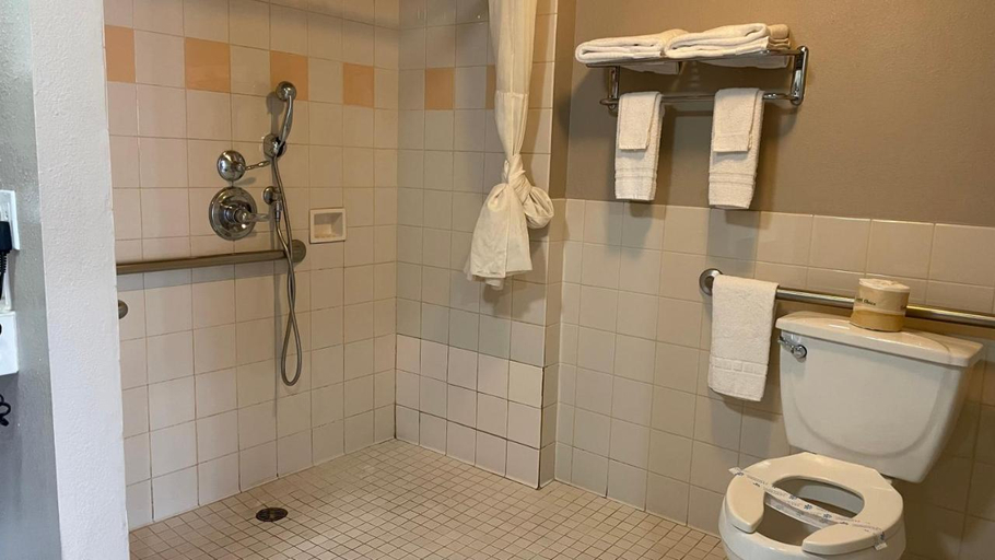 Bathroom 4, Capri Motel, Scotts Bluff