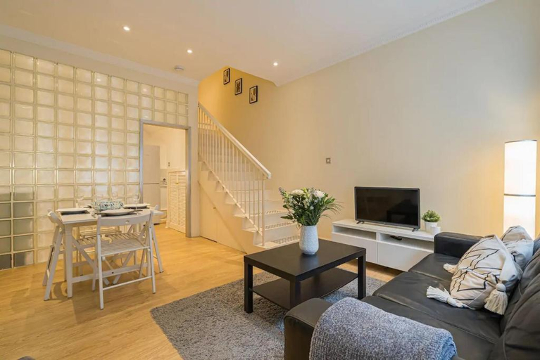 Others 4, Grassmarket Apartment with Castle View, Edinburgh