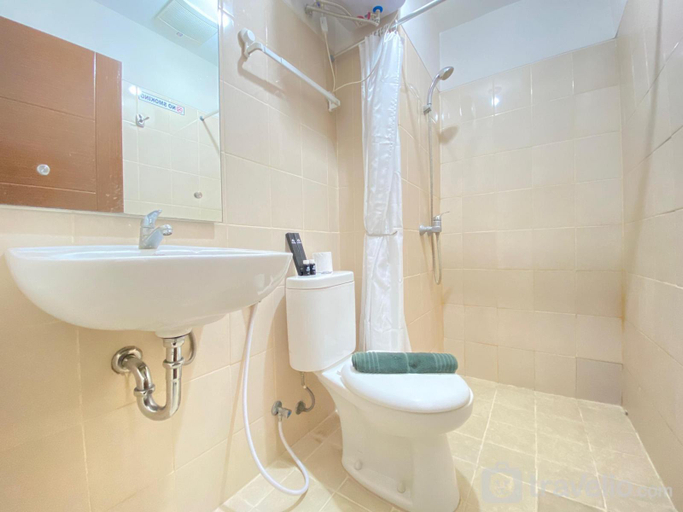 Bathroom, Spacious Studio Room At Sudirman Suites Bandung Apartment, Bandung