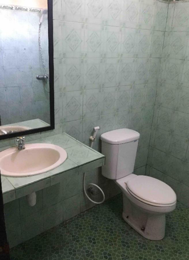 Bathroom, Gina's Guest House, Denpasar