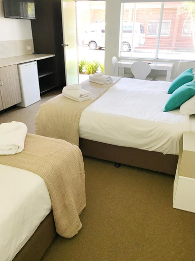 Bedroom 5, Thirroul Beach Motel, Wollongong - Inner