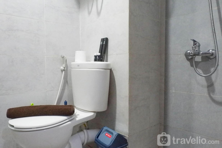 Bathroom, Deligtful Studio Taman Melati Surabaya By Travelio, Surabaya