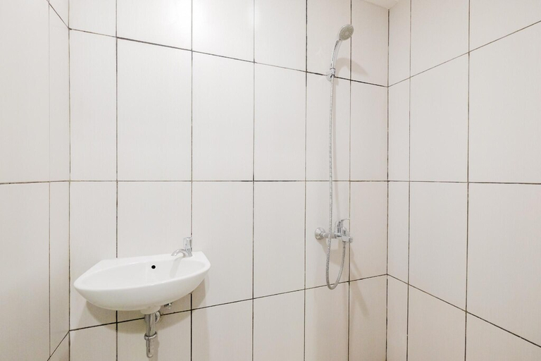 Bathroom 2, Fabulous Studio Grand Kamala Lagoon Apt ByTravelio, Bekasi