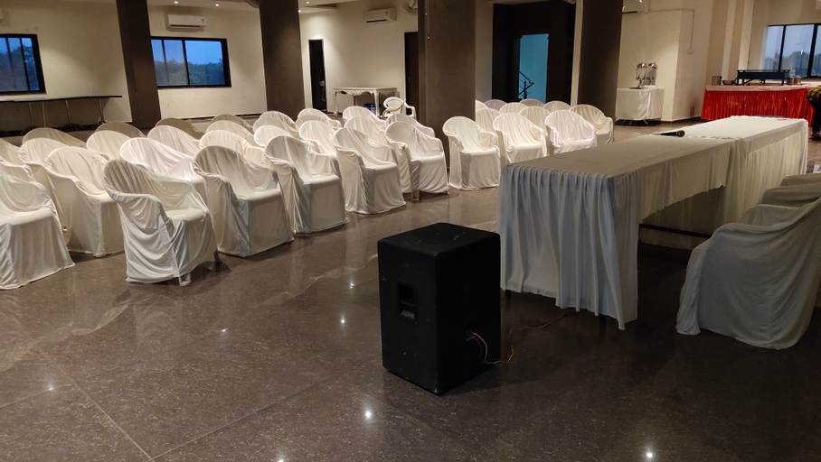 Business Facilities 4, Dev Motel & Banquet, Kheda