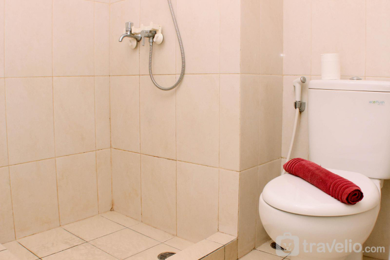 Bathroom, Cozy Modern Studio Springlake Bekasi By Travelio, Bekasi