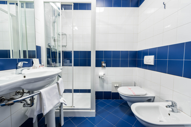 Bathroom 5, West Point Airport Hotel, Verona