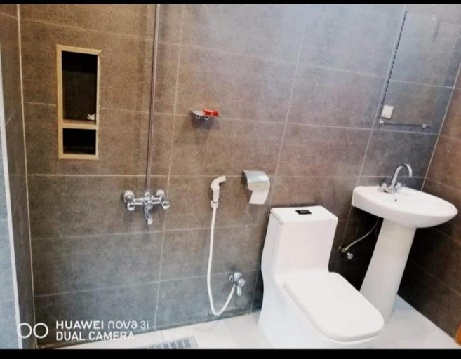 Bathroom 4, Four Season Guest House, Karachi