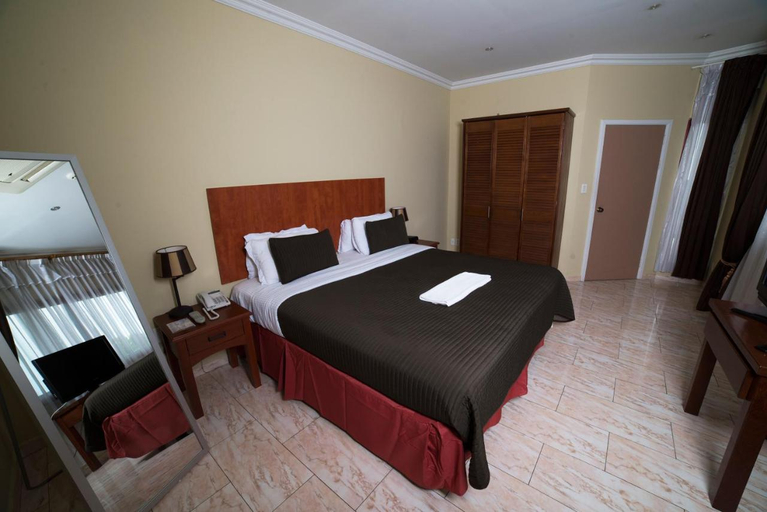 Bedroom 4, Hotel Elegance N.V., Rainville