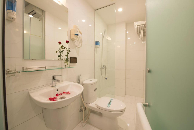 Bathroom 4, Hanoi Holiday Hotel, Hoàn Kiếm