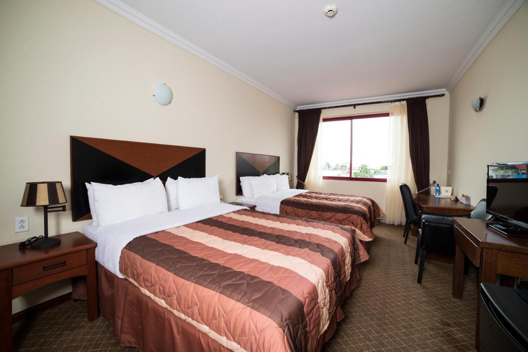 Bedroom 2, Hotel Elegance N.V., Rainville