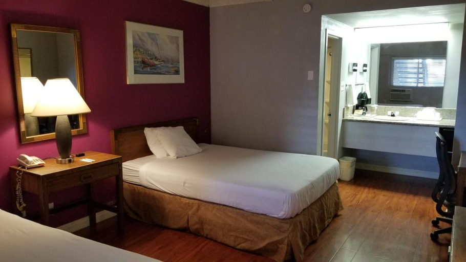 Bedroom 2, Santa Fe Inn Pueblo, Pueblo