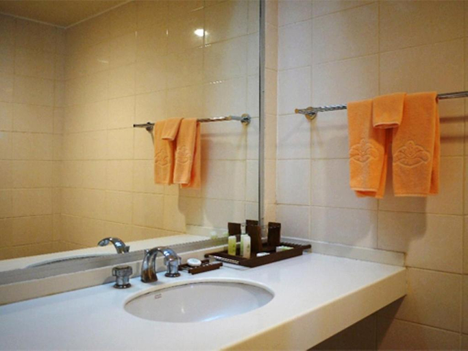 Bathroom 4, Solomon Kitano Mendana Hotel, Rove - Lengakiki