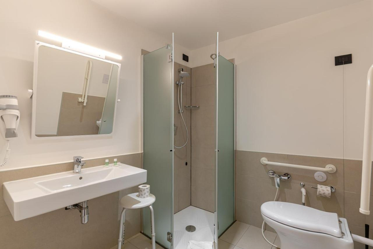 Bathroom 3, Ninghai Myfeel Hotel, Ningbo