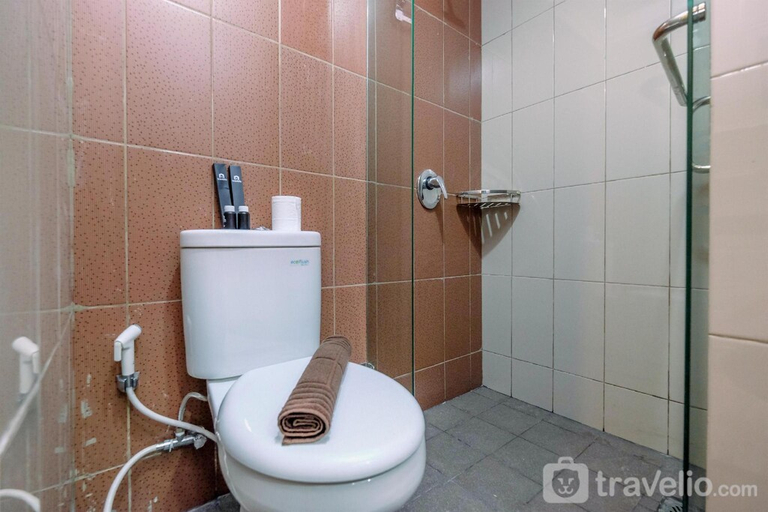 Bathroom 4, Cozy & Elegant 1BR Atlanta Residences By Travelio, Depok