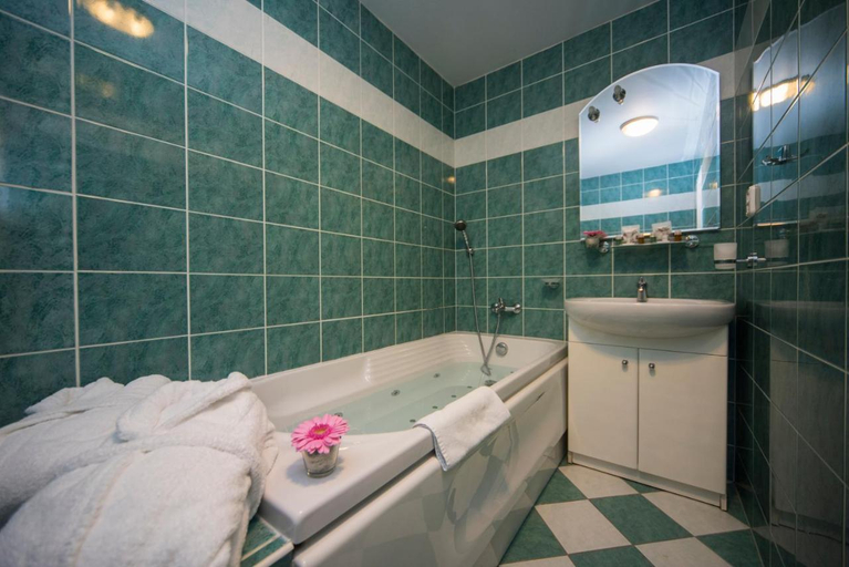 Bathroom 4, Praha Hotel, Phú Quốc