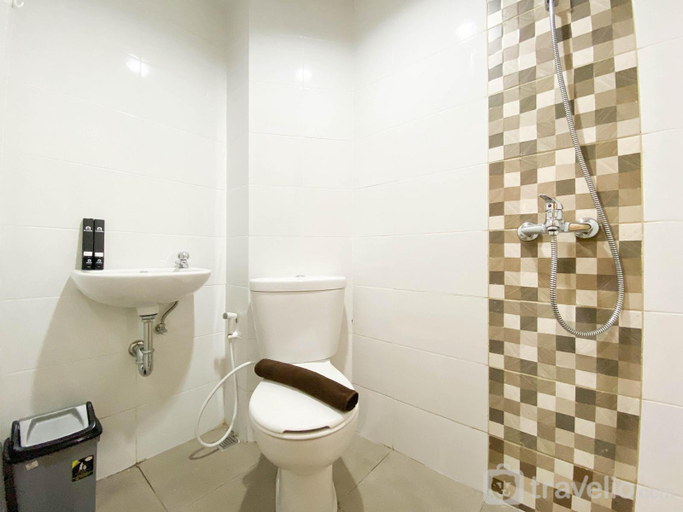 Bathroom, Cozy Stay 1BR The Alton Apartment By Travelio, Semarang