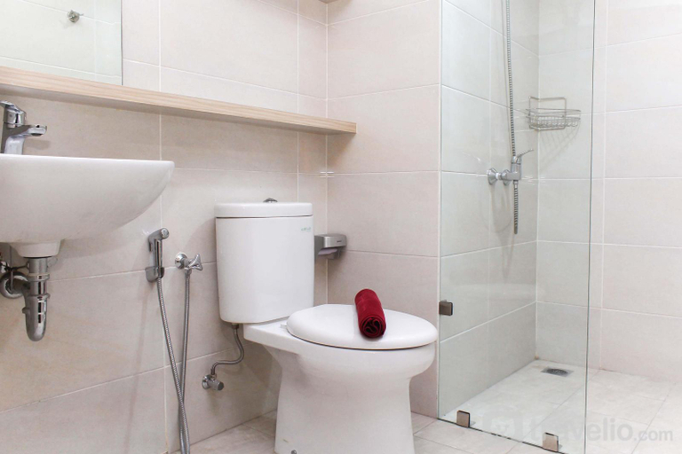 Bathroom, Modern and Spacious Studio Apartment at Mustika Golf Residence, Cikarang