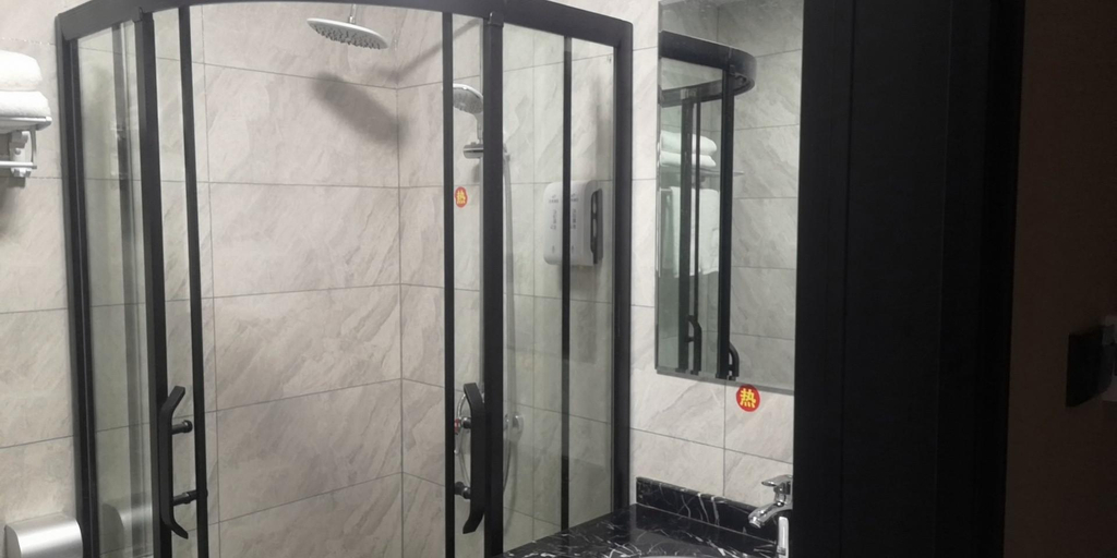 Bathroom, Shell Hotel (Tongshan Bus Station), Xianning