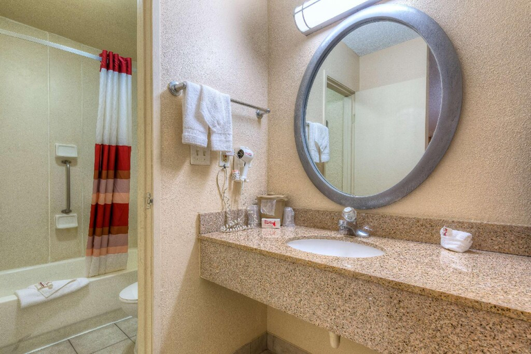 Bathroom, Red Roof Inn Tulsa, Tulsa