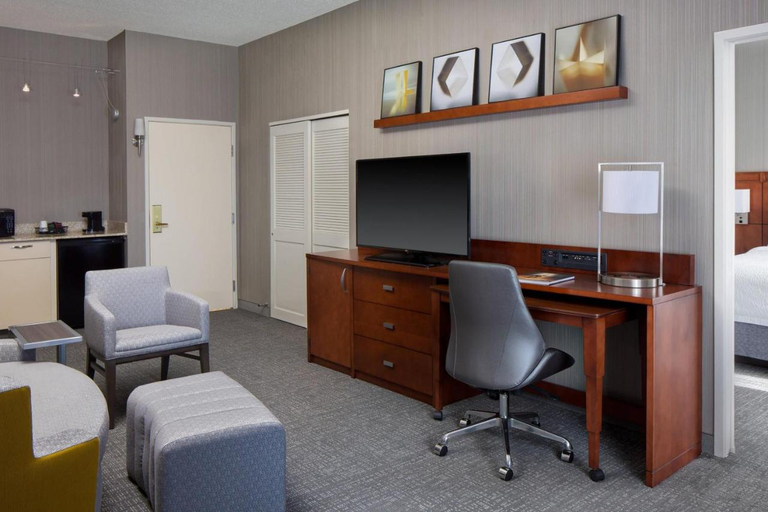 Bedroom 2, Courtyard by Marriott Downtown Grand Rapids, Kent