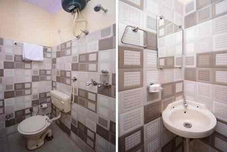 Bathroom 4, Goroomgo Broadway Mall Road Darjeeling, Darjiling