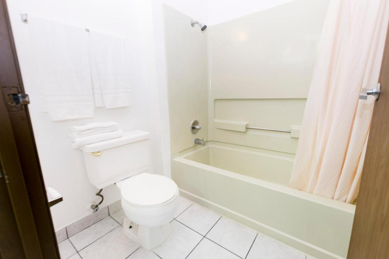 Bathroom 5, Morada Inn - Near Garden Grove Park, Orange