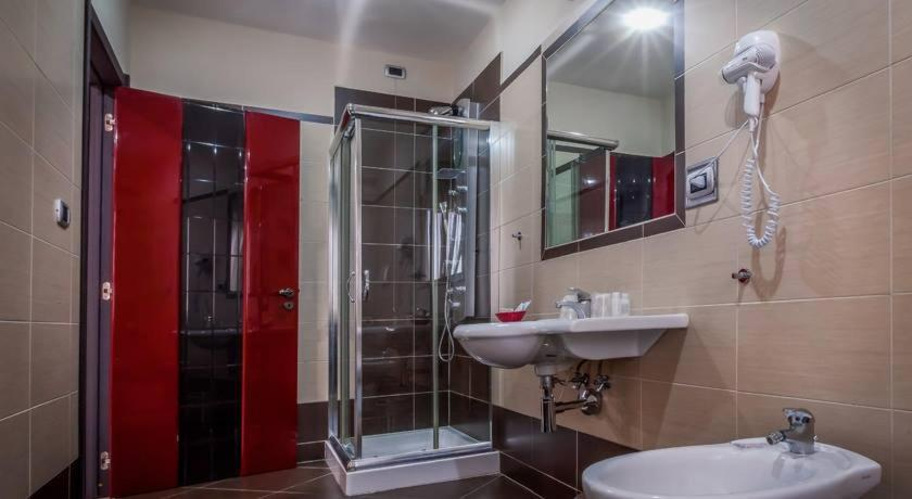 Bathroom 5, Hotel Daytona, Napoli