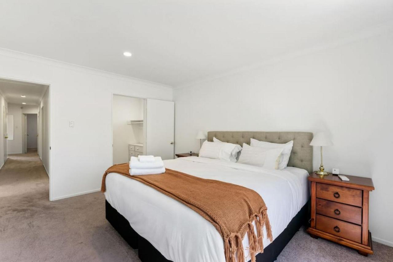 Bedroom 3, Central City 3BR Paradise- Sky- Netflix, Waitakere