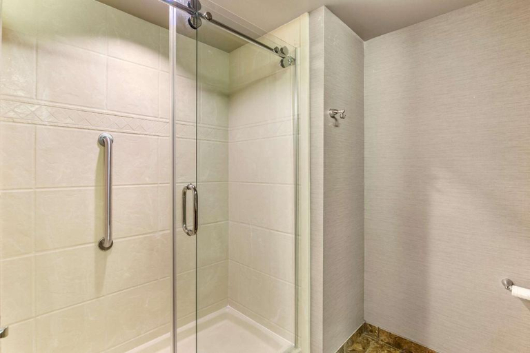 Bathroom 4, Sonesta Essential Minot, Ward