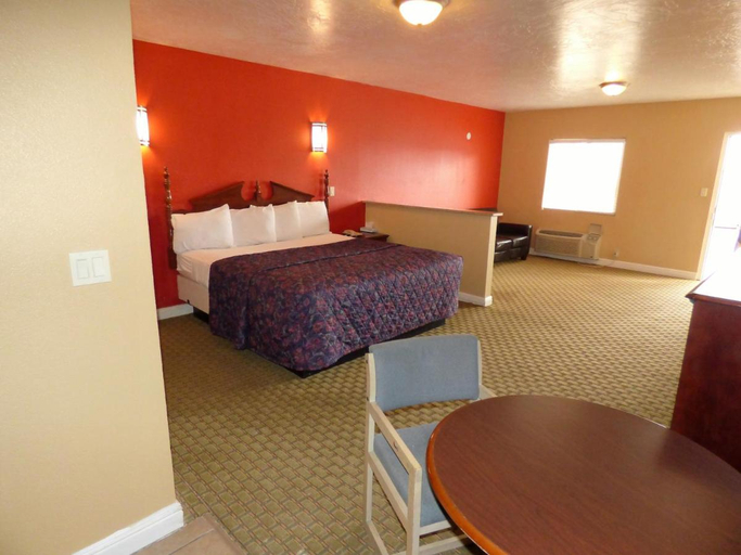 Bedroom 2, Economy Inn & Suites, Trumbull
