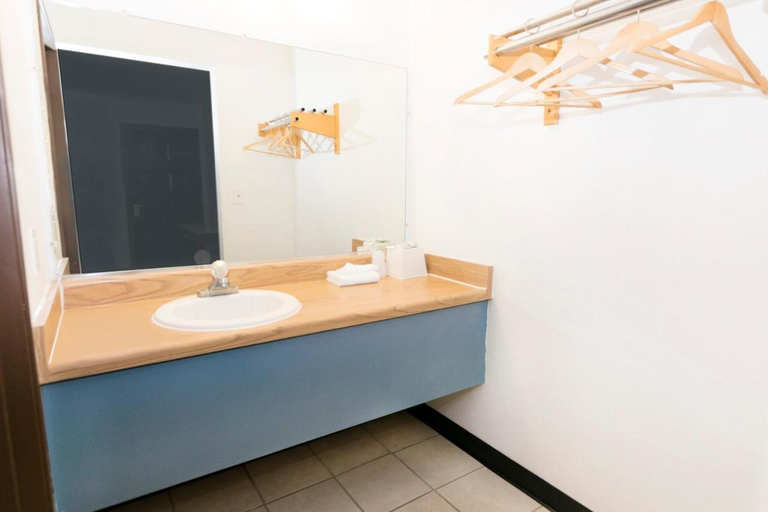 Bathroom 3, Morada Inn - Near Garden Grove Park, Orange