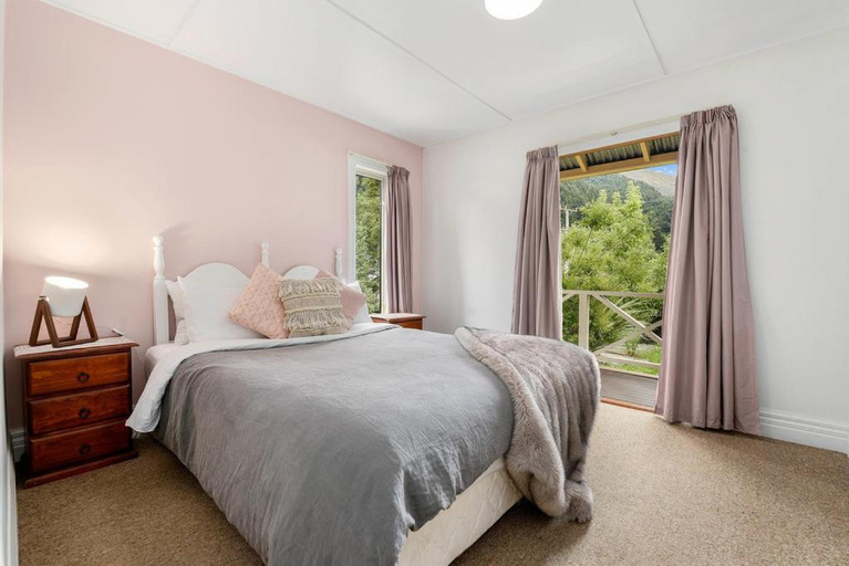 Bedroom, Central Peach - Queenstown Holiday Home, Queenstown-Lakes