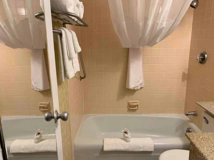 Bathroom 3, Studio 6 Lincoln, NE - Airport, Lancaster