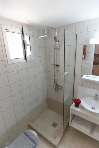 Bathroom 3, Poros Beach, Ionian Islands