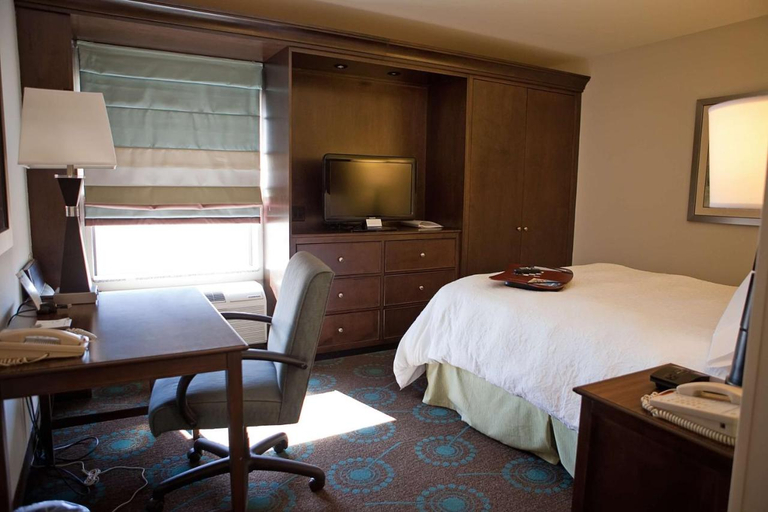 Bedroom 3, Hampton Inn Colby, Thomas