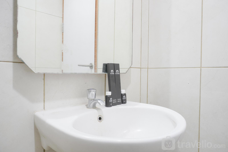 Comfy Studio The Nest Puri Apartment By Travelio, West Jakarta