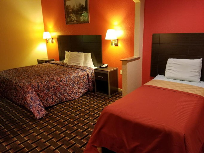 Bedroom 3, Days Inn & Suites by Wyndham Beeville, Bee