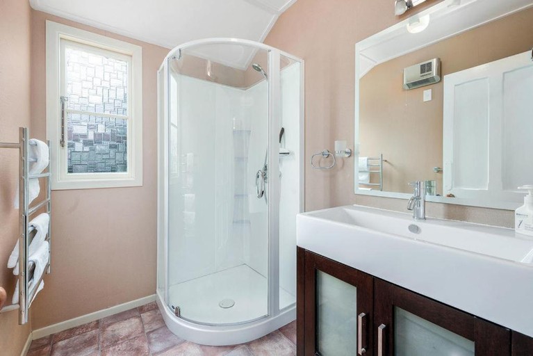 Bathroom, Central Peach - Queenstown Holiday Home, Queenstown-Lakes