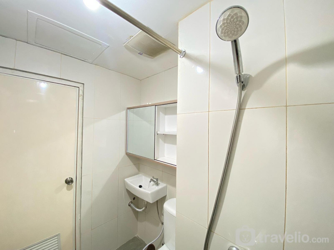 Bathroom 3, Cozy Designed Studio Grand Asia Afrika By Travelio, Bandung