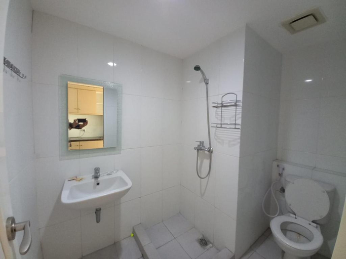 Bathroom, Tamansari Mahogany Apartement By Cozy, Karawang