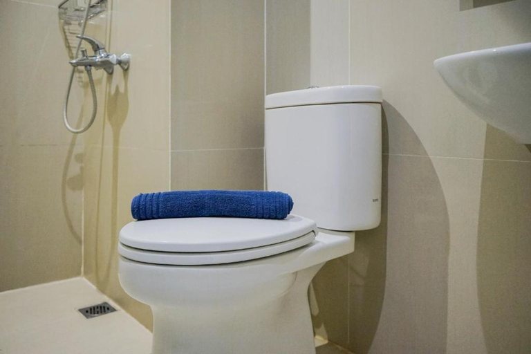 Bathroom 3, Pool View Studio Paramount Skyline Apt By Travelio, Tangerang