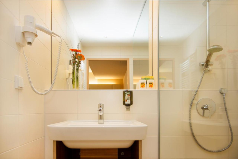 Bathroom 4, JUFA WIEN CITY, Wien