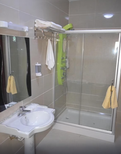 Bathroom, Precious Guest lodge, Accra