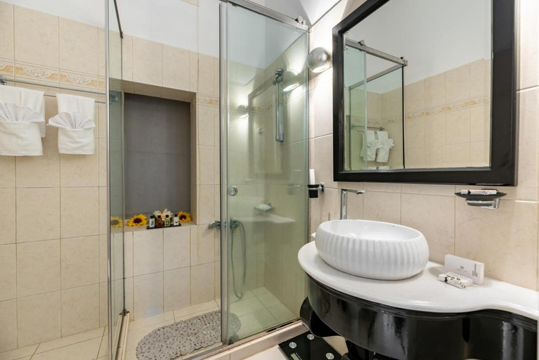 Bathroom 4, Queen of Santorini, South Aegean